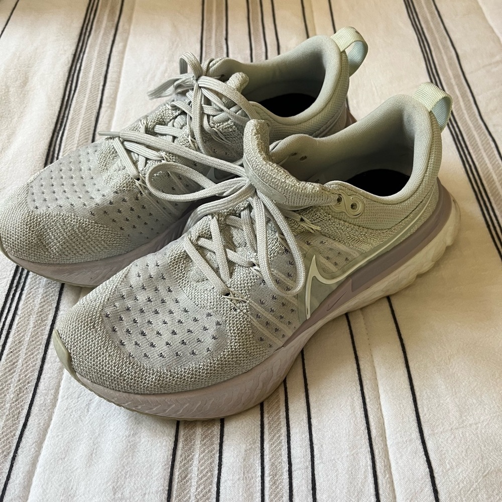 Nike infinity fly knit tennis shoes